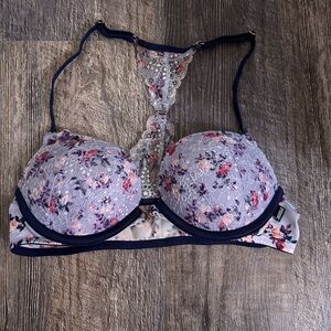 Push up bar with lace and front clip is in perfect condition and flattering